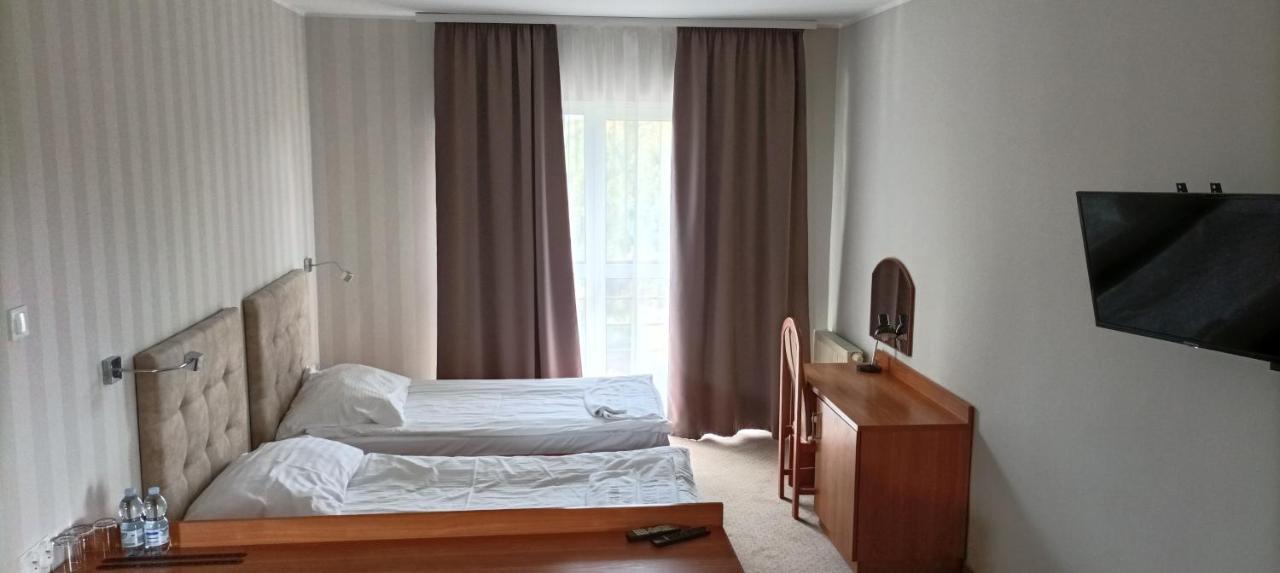 Hotel Przylesie Sieroslaw  Экстерьер фото
