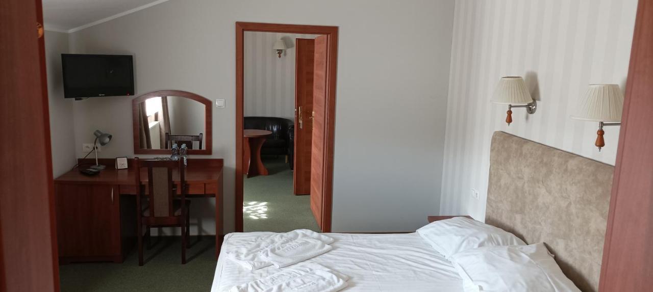 Hotel Przylesie Sieroslaw  Экстерьер фото