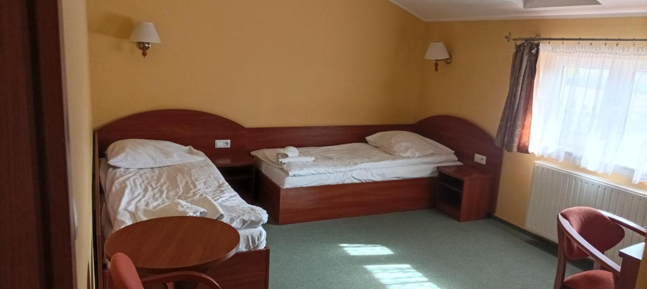 Hotel Przylesie Sieroslaw  Экстерьер фото