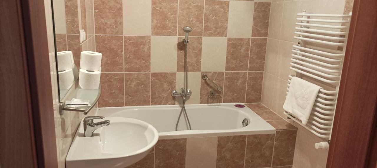 Hotel Przylesie Sieroslaw  Экстерьер фото